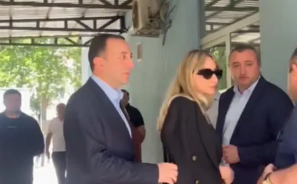 კლინიკაში, სადაც თორნიკე რიჟვაძეა გადაყვანილი, ირაკლი ღარიბაშვილი მივიდა