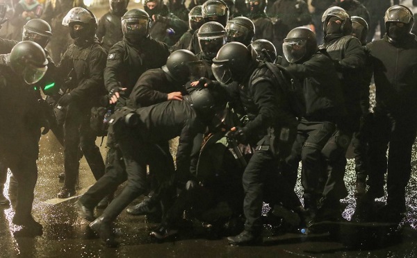 Amnesty International-მა დემონსტრანტებზე მოძალადე პოლიციელების დასჯის მოთხოვნით გლობალური კამპანია დაიწყო