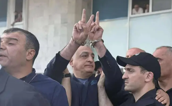 ანდრო, ეს ბრძოლაა, რომელსაც შენნაირ კაცებთან ერთად ჩვენი ქვეყანა აუცილებლად მოიგებს! ვეფხო, თავისუფლება ლომთა ხვედრია, ეს შენ არაერთხელ დაგიმტკიცებია სამშობლოსთვის ბრძოლაში - მამუკა ხაზარაძე ანდრო ჭიჭინაძესა და ვეფხია კასრაძეს