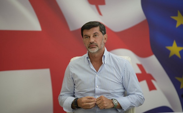 მედიის მთავარი გმირი გახდა მოქალაქე, რომელიც სინამდვილეში ფლობს მიწის ნაკვეთს ოზურგეთში, ხუთ ავტომობილსა და სკუტერს - კახა კალაძე თვალჭრელიძის ქუჩაზე გამოსახლების შესახებ