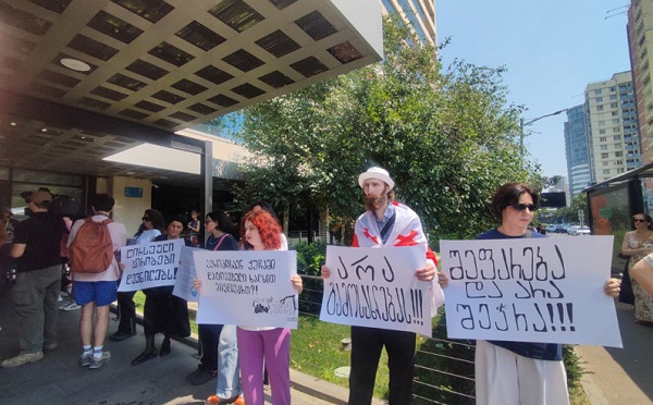 თვალჭრელიძის ქუჩაზე მდებარე შენობიდან გამოსახლებულები მერიასთან აქციას მართავენ