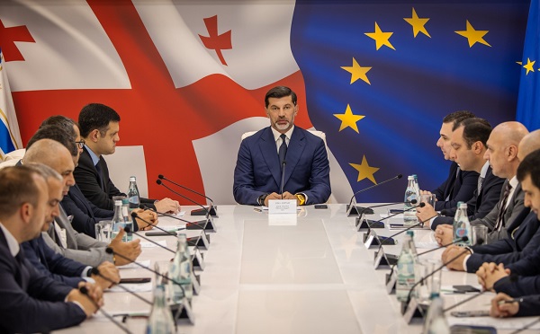 ჩვენ ცუდს არაფერს გთავაზობთ, ნუ გეშინიათ, ყველანაირად გვერდით გიდგავართ - კახა კალაძე მოქალაქეებს ავარიული კორპუსების ჩანაცვლების პროგრამით სარგებლობისკენ მოუწოდებს