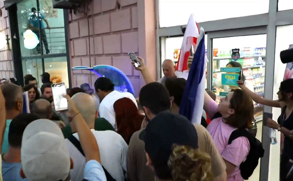 საპროტესტო მსვლელობისას, აქციის მონაწილეებს რუსულენოვანი გამვლელები დაუპირისპირდნენ