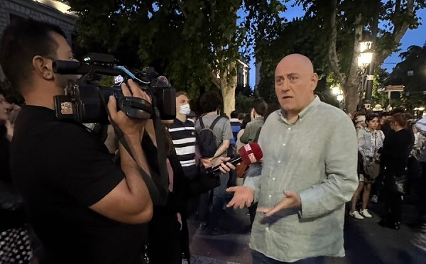 ზოგიერთს რა მარტივად შეუძლია გაყიდოს საკუთარი ქვეყანა! რაც ახლა პირდაპირ ეთერში ხდება, არა გახარიაზე შეტევა, არამედ საკუთარი ქვეყნის ინტერესების ღალატია - დიმიტრი ცქიტიშვილი