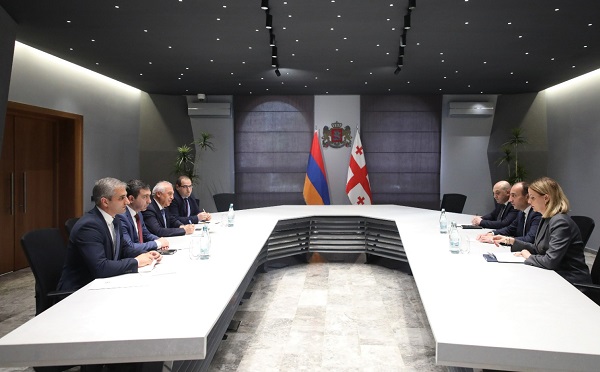 გეკა გელაძემ საქართველოში სომხეთის ელჩთან, აშოტ სმბატიანთან გაცნობითი ხასიათის შეხვედრა გამართა