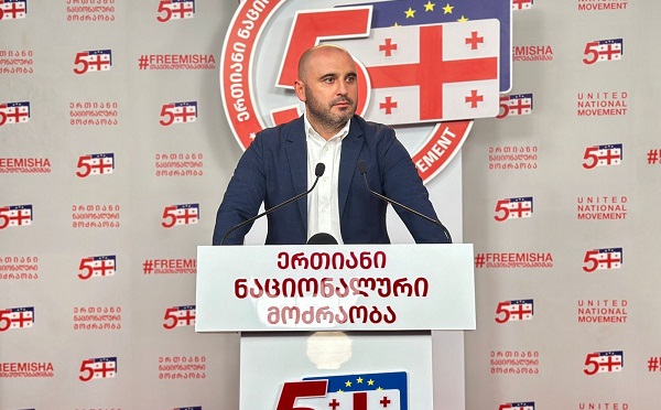 ჩემი ინფორმაციით, გუშინ დაკავებული ჰყავდათ ჯუანშერ ბურჭულაძე და გამოუშვეს მხოლოდ ერთი რამის გამო - თუ ის კონკრეტულ ფულს მიუტანს ბიძინას, თუ არა, მოადგილის და ნათესავის ბედს გაიზიარებს - ლევან ხაბეიშვილი