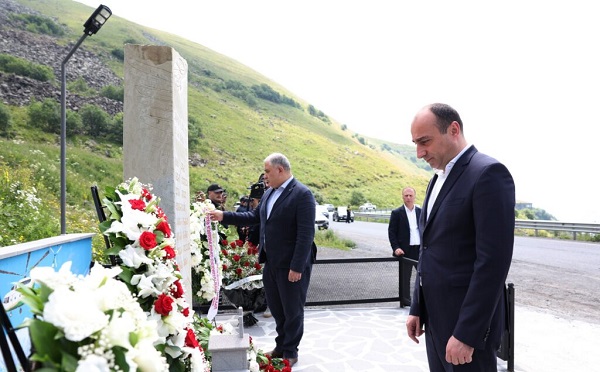 გეკა გელაძე, მიხეილ სარჯველაძესთან ერთად, 2022 წელს გუდაურთან მომხდარი ტრაგედიის ადგილზე იმყოფებოდა