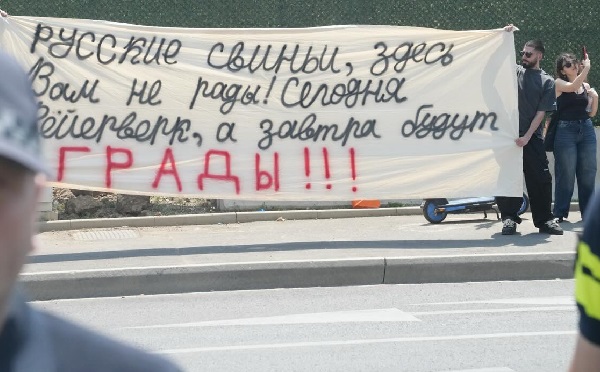 17 რუსი სამხედრო ანწუხელიძის ქვეყანაში - ახალ სპორტის სასახლესთან საპროტესტო აქცია იმართება