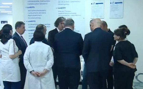 ირაკლი კობახიძე პირველ საუნივერსიტეტო კლინიკაში მივიდა, სადაც თორნიკე რიჟვაძეა მოთავსებული