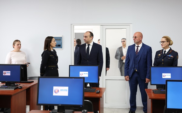 გეკა გელაძე შინაგან საქმეთა სამინისტროს აკადემიას ეწვია, საბაზისო მომზადების პროგრამის კურსდამთავრებულებს შეხვდა და ინფრასტრუქტურა დაათვალიერა
