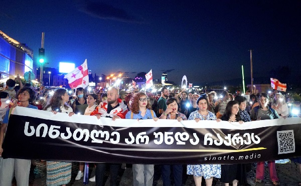 „სინათლე არ უნდა ჩაქრეს“ -  თბილისში მედიის მხარდამჭერი მარში მიმდინარეობს, რომელსაც სალომე ზურაბიშვილი შეუერთდა