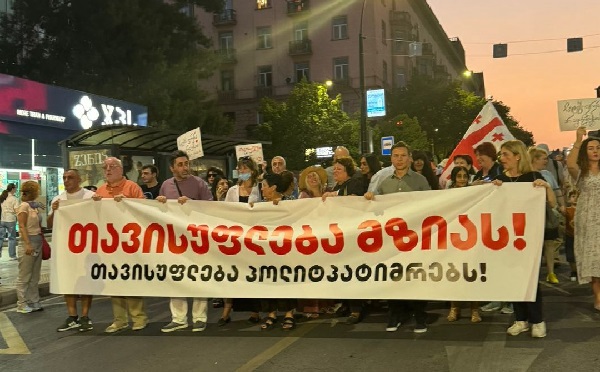 თავისუფლება მზიას -  ფილარმონიიდან პარლამენტამდე საპროტესტო მსვლელობა იმართება