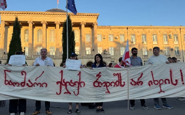 მოქალაქეები გორის საკრებულოს შენობასთან საპროტესტო აქციაზე შეიკრიბნენ