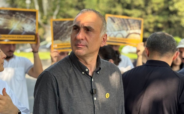 თბილისის მერს, რომ სცალია, უცხოეთში წავიდეს და ტუჩები გადაიპრაწოს, აი, ამ ქალაქის გამოგლეჯაზე ვლაპარაკობთ - ალეკო ელისაშვილი