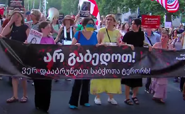 “არ გაბედოთ, ვერ დააბრუნებთ საბჭოთა ტერორს“-  თბილისში მზია ამაღლობელისა და ნინო დათაშვილის მხარდამჭერი მსვლელობა იმართება