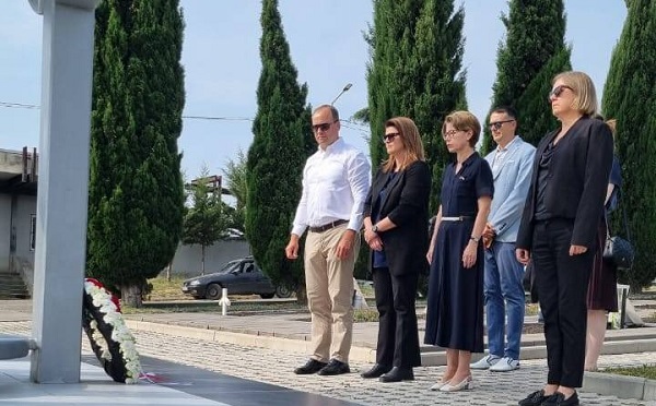 საქართველოს გვერდით ვდგავართ და პატივს მივაგებთ იმ მამაც ადამიანებს, რომლებმაც თავიანთი სიცოცხლე 2008 წელს რუსეთის შემოჭრის დროს სამშობლოს დაცვას შესწირეს - დანიის ელჩი