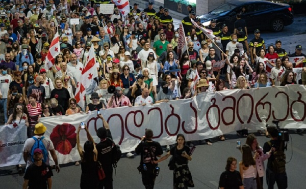 დიდება გმირებს! - აგვისტოს ომის 17 წლის თავისადმი მიძღვნილი მარშის მონაწილეები რუსთაველის გამზირისკენ მიემართებიან