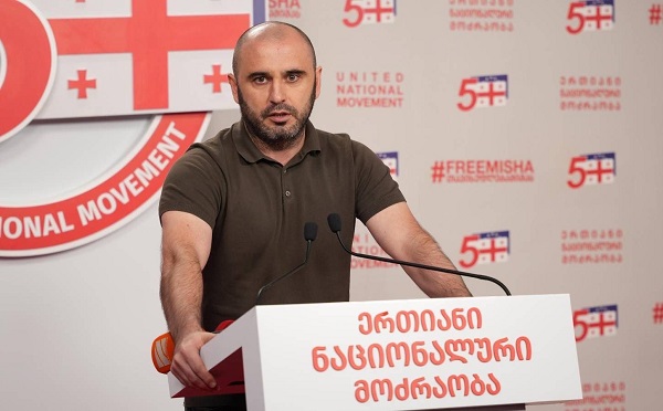 კალაძეს ვითომ წამოსცდა ბაჩიაშვილზე ჩამოვიყვანეთო, არადა სუს-ის ვერსია სრულიად სხვა არის, კალაძემ ფაქტობრივად გასცა მდინარაძე-ოხანაშვილი, რაც კიდევ ერთი დასტურია, რომ შიგნით დანა-სისხლად არიან გადაკიდებულები - ლევან ხაბეიშვილი