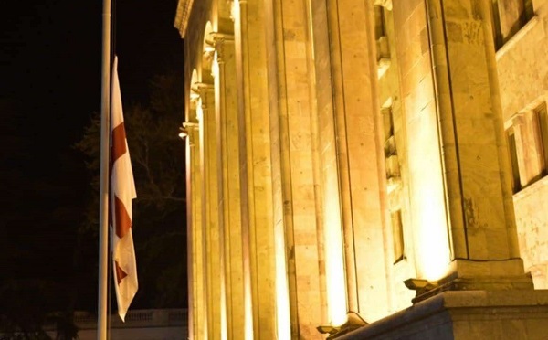 აგვისტოს ომში დაღუპულთა ხსოვნის პატივსაცემად, პარლამენტის სასახლეზე საქართველოს სახელმწიფო დროშა დაეშვა