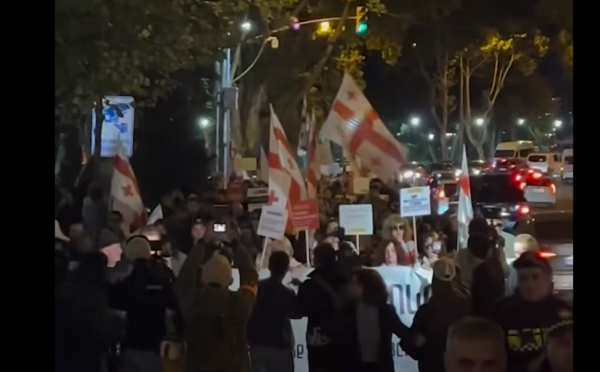 300 არაგველის მემორიალიდან რუსთაველის გამზირისკენ მსვლელობა იმართება