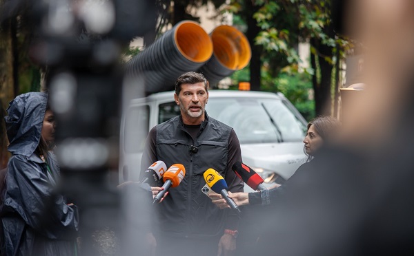 უხვ ნალექს წერეთლისა და ჩოლოყაშვილის  ახლადრეაბილიტირებულმა გზის მონაკვეთმა უპრობლემოდ გაუძლო, ერთადერთი იყო საბურავებით ამოვსებული სანიაღვრე სისტემა - კახა კალაძე