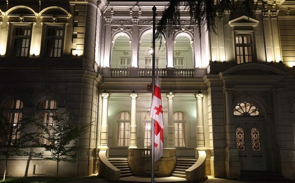 სოხუმის დაცემის დღესთან დაკავშირებით და აფხაზეთის ომში დაღუპულთა ხსოვნისადმი პატივის მიგების მიზნით, საქართველოს პრეზიდენტის სასახლეზე სახელმწიფო დროშა დაეშვა