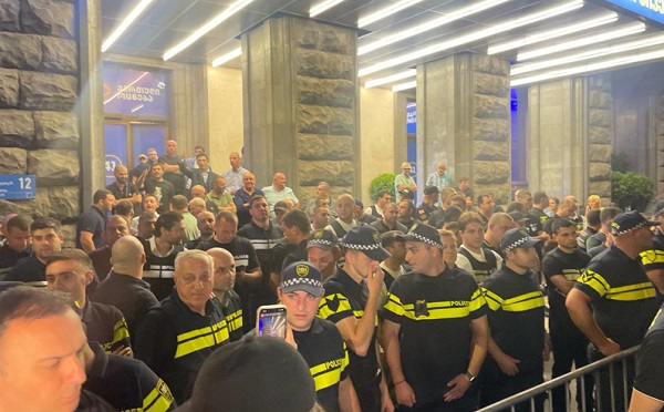 მელიქიშვილის გამზირზე, კახა კალაძის საარჩევნო შტაბთან საპროტესტო აქცია გაიმართა, რის შემდეგაც აქციის მონაწილეებმა პარლამენტის წინ გადაინაცვლეს
