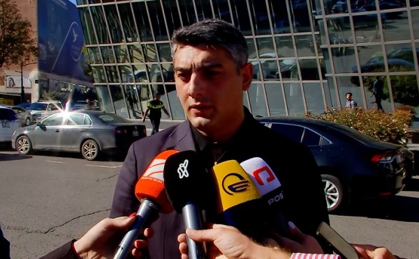 შემოვიდა შეტყობინება, რომ "ჰოლიდეი ინნ"-ის ერთ-ერთი ნომრიდან გაიგეს, სავარაუდოდ, სროლის ხმა, დაკავებულია ერთი პირი - ვაჟა სირაძე