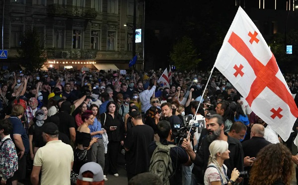 მელიქიშვილის გამზირზე, კახა კალაძის საარჩევნო შტაბთან საპროტესტო აქცია მიმდინარეობს
