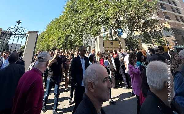 ევაკუაციის შემდეგ თბილისის საქალაქო სასამართლოში სუს-ის ანტიტერორისტული დეპარტამენტის თანამშრომლები მივიდნენ