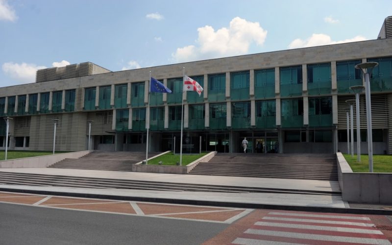 სუს-მა თაღლითობის საქმეზე შპს B.P. TRANS -ის დირექტორი, ამავე კომპანიის თანამშრომელი და საზედამხედველო კომპანიის სამი თანამშრომელი დააკავა, B.P. TRANS-ის ყოფილ დირექტორზე კი ძებნა გამოცხადდება