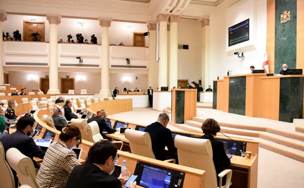 სააკაშვილი და რეჟიმის სხვა თანამდებობის პირები ხელს აფარებდნენ დამნაშავეებს, უზრუნველყოფდნენ პრივილეგიებით და უფლებააყრილ მდგომარეობაში ამყოფებდნენ მოკლულთა ოჯახებს - საგამოძიებო კომისია