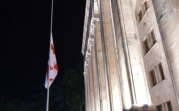 სოხუმის დაცემის დღესთან დაკავშირებით, პარლამენტის სასახლეზე სახელმწიფო დროშა დაეშვა