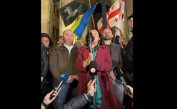 ქართველი ხალხის მხარეს არის არნახული სოლიდარობა, საკმარისია ნახოთ, რა სისწრაფით გროვდება დახმარება ჯარიმებისთვის, სასამართლოზე არავის ტოვებენ მარტო, რეჟიმის წარმომადგენლები კი, ციხის წინ და სასამართლოზე, მარტო არიან - სალომე ზურაბიშვილი