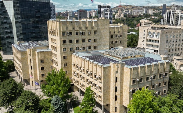 დაეუფლნენ 3 მილიონამდე ლარს – პროკურატურამ 3 საქმეზე 4 პირი დააკავა, 1-ის მიმართ დევნა დაიწყო