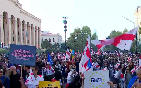 პარლამენტთან აქცია მიმდინარეობს - რუსთაველის გამზირი და თავისუფლების მოედანი  გადაკეტილია