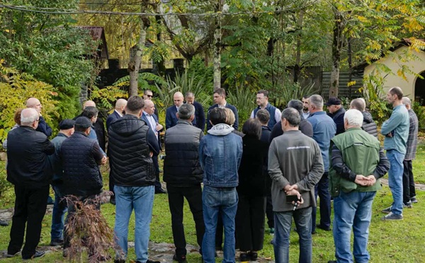 დავით სონღულაშვილმა ოზურგეთის მუნიციპალიტეტის სოფელ ვაკიჯვარში მოქმედი საკალმახე მეურნეობა დაათვალიერა