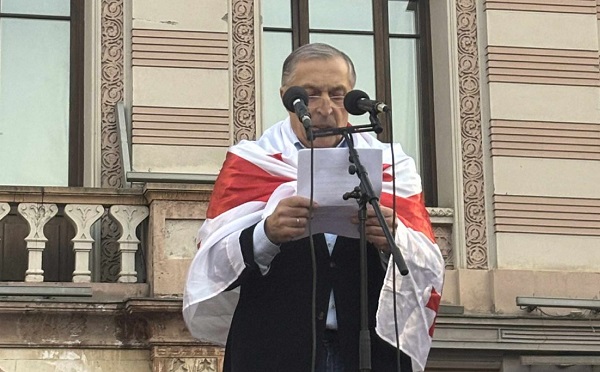 პაატა ბურჭულაძემ თავისუფლების მოედანზე მიმდინარე აქციაზე დეკლარაცია წაიკითხა