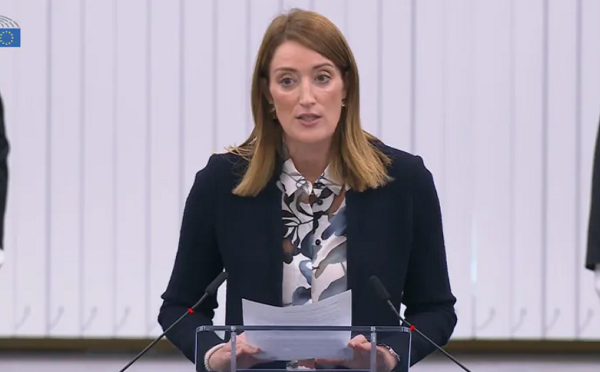 ჩვენ პატივისცემას გამოვხატავთ ორი ჟურნალისტის - მზია ამაღლობელისა და ანდჟეი პოჩობუტის მიმართ, რომელთა გამბედაობა შუქურად ანათებს ყველასთვის, ვინც უარს ამბობს გაჩუმებაზე - რობერტა მეცოლა