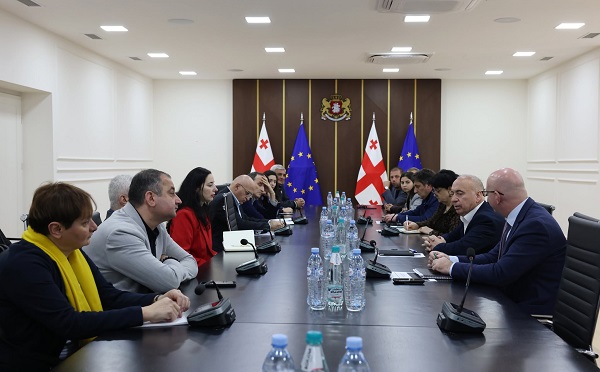 პლასტიკის ბოთლებში ჩამოსხმული სასმლის რეალიზაციის რეგულირების საკითხებზე ბიზნესსექტორის წარმომადგენლებთან შეხვედრა გაიმართა