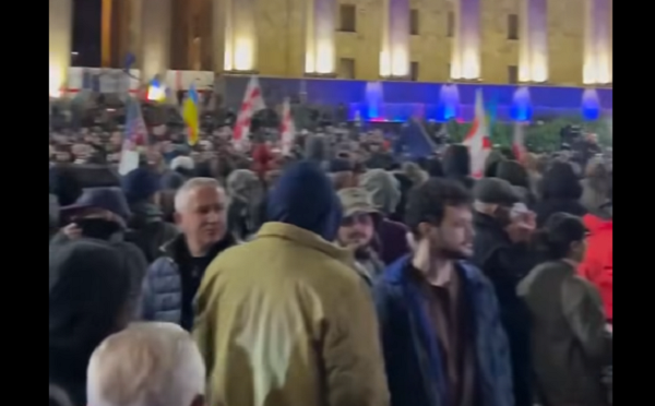 აქციის მონაწილეებმა პარლამენტთან საავტომობილო გზა გადაკეტეს