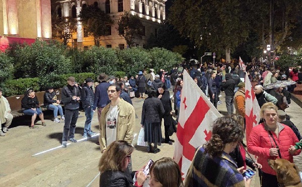 რუსთაველის გამზირზე შეკრებილმა მოქალაქეებმა, შსს-ს მოწოდების შემდეგ, საავტომობილო გზა გაათავისუფლეს