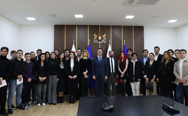 დავით სონღულაშვილი ორგანიზაციის "საქართველოს სტუდენტური პარლამენტი და მთავრობა" წევრებს შეხვდა