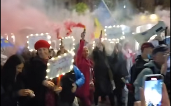 საპროტესტო აქციის მონაწილეები ფილარმონიიდან პარლამენტამდე მსვლელობით მივიდნენ