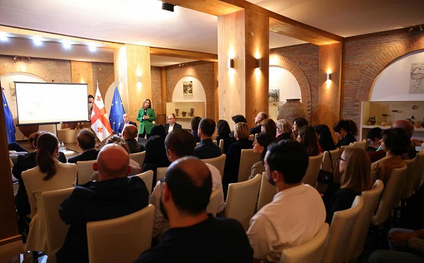 სურსათთან შემხებლობაში მყოფი ერთჯერადი გამოყენების პლასტიკის მოხმარების რეგულირების საკითხებზე ბიზნესსექტორის წარმომადგენლებთან შეხვედრა გაიმართა
