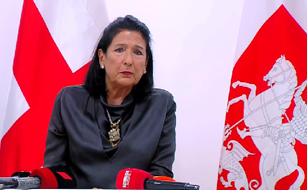 რასაც კობახიძე წინასწარმეტყველებს, რომ დამხობის მცდელობა იქნება, ესეც ფარსია, მას მერე, რაც რეჟიმმა არჩევნებით რამდენიმე პარტიის დისკრედიტაცია მოახდინა, არის მცდელობა, დანარჩენი პარტიების დისკრედიტაცია მოახდინოს - სალომე ზურაბიშვილი