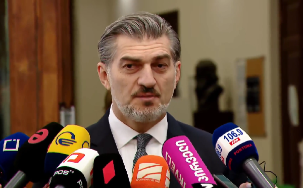 თქვენ აქ საერთოდ რატომ დგახართ და რატომ მისვამთ კითხვას? თქვენთვის ხომ არალეგიტიმური ვარ? - მიხეილ ყაველაშვილი ჟურნალისტს