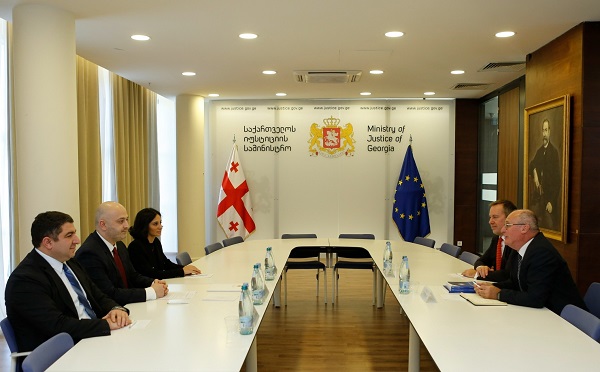 იუსტიციის მინისტრის მოადგილე გიორგი დგებუაძე და აღსრულების ეროვნული ბიუროს თავმჯდომარე ლაშა მოძღვრიშვილი აღმასრულებელთა საერთაშორისო კავშირის (UIHJ) პირველ ვიცე-პრეზიდენტს და გენერალურ მდივანს შეხვდნენ