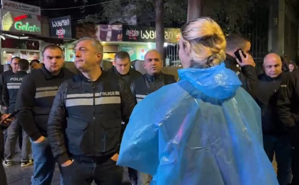 მეტროსადგურ "თავისუფლების მოედანთან", პოლიციელები მოქალაქეებს იდენტიფიცირებისთვის აჩერებენ, ამოწმებენ და პირბადეებს ლუქავენ