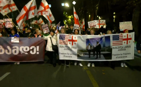„ბოლომდე, გამარჯვებამდე“ - რესპუბლიკის მოედნიდან პარლამენტამდე საპროტესტო მსვლელობა მიმდინარეობს